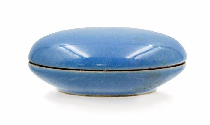 86. QING DYNASTY (1616-1912) AZURE GLAZE SEAL BOX清 (1616-1912) 天藍釉印盒With a beautiful azure color; a macaron-shaped seal box; dainty and lovely. H: 1 3/4 in
