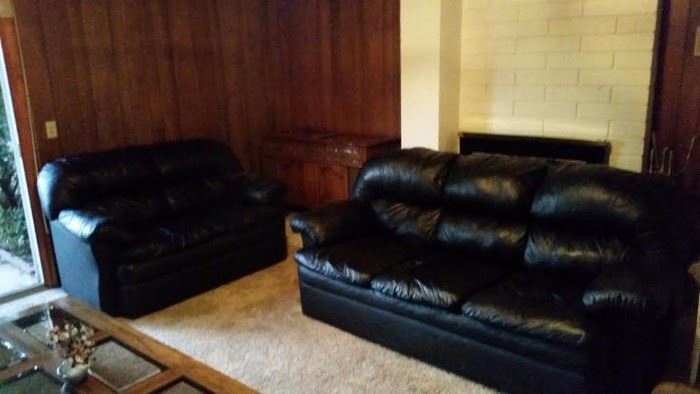 Comfy leather sofa and loveseat in excellent condition