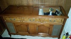 Console stereo with radio and turntable