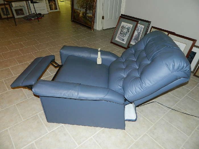 Leather Lift Chair = used once!