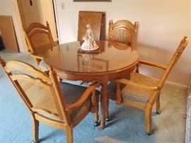 Round breakfast - dining table
Includes leaf
Glass top
4 chairs