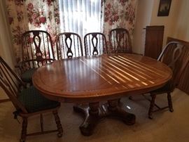 Oval dining table
Includes leaf
6 chairs