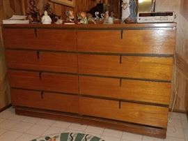 Chest of drawers
Dresser