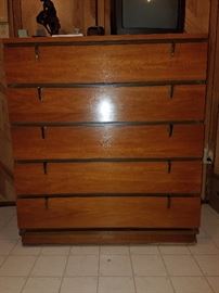 Dresser
Chest of drawers