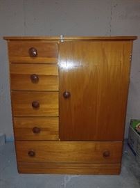 Dresser
Armoire
Chest of drawers
