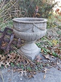 Outdoor
Patio
Concrete
Flower pot
Statue