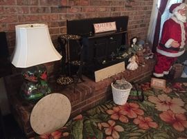 Large lamp, lizard stand, & various decorations