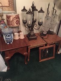 Various lamps and end tables