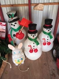 Vintage molded snowmen and rabbit