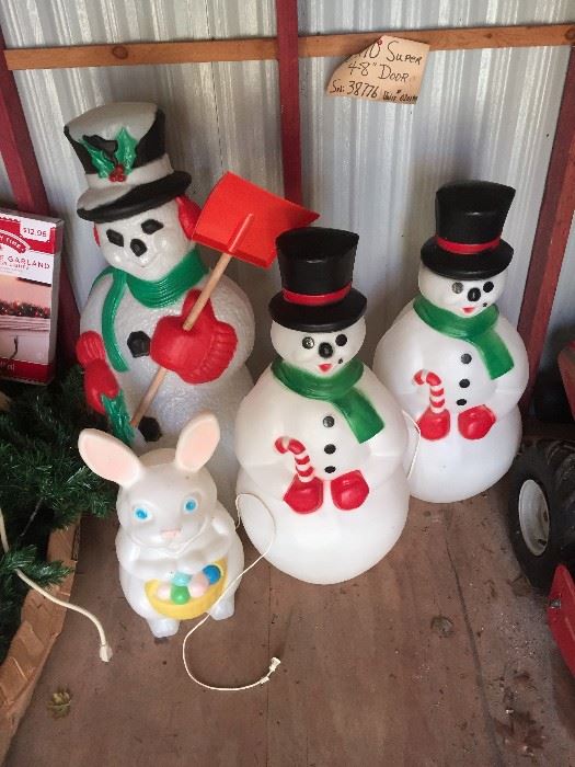 Vintage molded snowmen and rabbit