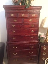 Good-looking bedroom chest of drawers; 3-drawer  night stand