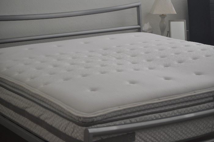 king headboard and foot board with deluxe mattress