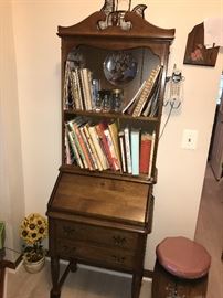 SLIM EARLY AMERICAN / COUNTRY STYLE BOOKSHELF AND DESK