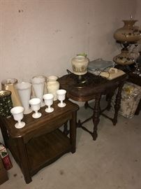 SIDE TABLE WITH GLASSWARE