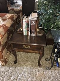 SIDE TABLE WITH DRAWER