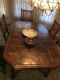 THOMASVILLE DINING ROOM TABLE AND 6 CHAIRS