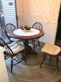 COUNTRY STYLE WOODEN ROUND TABLE WITH 4 CHAIRS AND EXTRA LEAF
