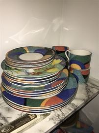 COLORFUL DINNERWARE