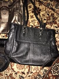 BLACK LEATHER COACH HANDBAG