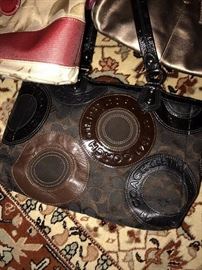 COACH BROWN AND BLACK JACQUARD FABRIC AND LEATHER HANDBAG