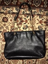 MICHAEL KORS BLACK LEATHER HANDBAG WITH GOLD CHAIN HANDLES