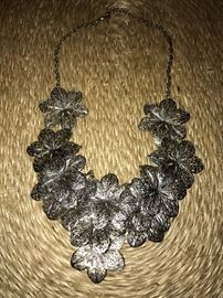 COSTUME JEWELRY-NECKLACE