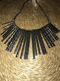 COSTUME JEWELRY-NECKLACE