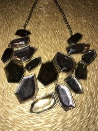 COSTUME JEWELRY-NECKLACE