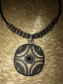COSTUME JEWELRY-NECKLACE