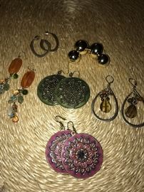 COSTUME JEWELRY-EARRINGS