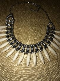 COSTUME JEWELRY-NECKLACE