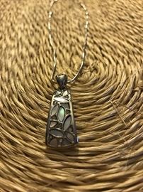 COSTUME JEWELRY-NECKLACE