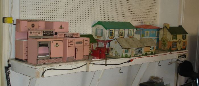 Love the toy pink kitchen!