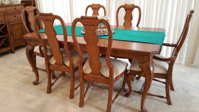 Very heavy Queen Anne leg oak table, 4 chairs, 2 arm chairs and 2 leaves.  This is a nice one.  Padded upholstered seats have no stains.  In great condition.  A beautiful set. 