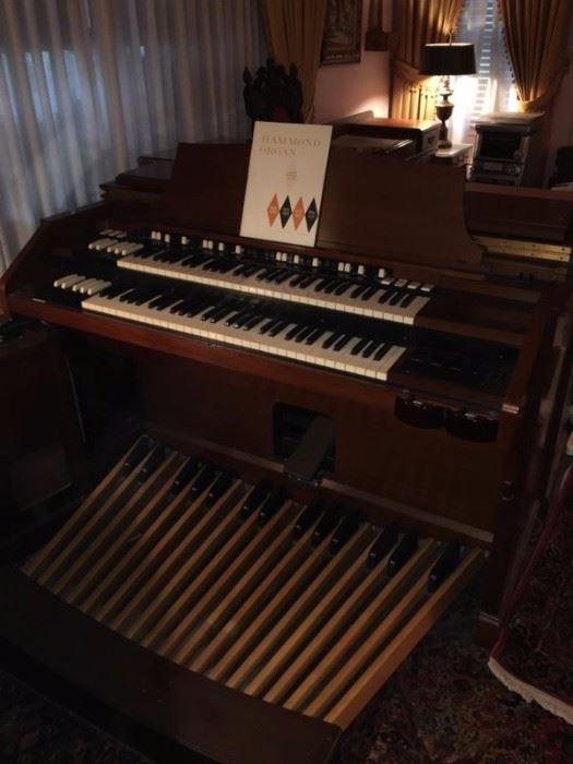 Large Professional Hammond Organ, Speaker & Wurlitzer Metronome