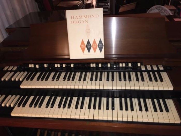 Large Professional Hammond Organ, Speaker & Wurlitzer Metronome