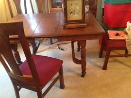 ANTIQUE OAK DINING ROOM TABLE 4' TO 8'