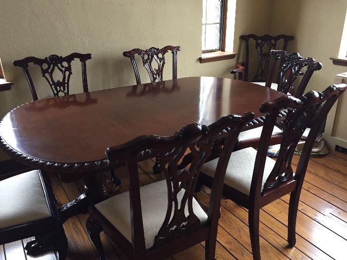 Dining table with 8 chairs and 2 leaves