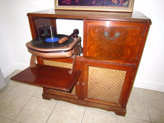 Cool vintage Admiral radio and turntable, but unfortunately not working.  