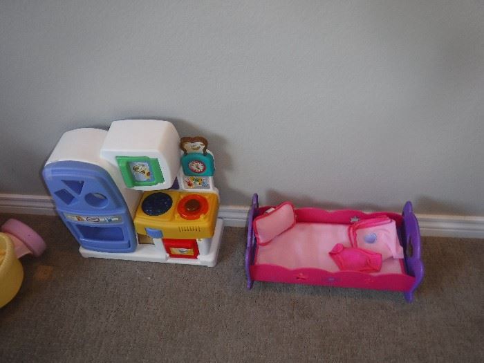 SMALL DOLL BED. SMALL CHILD LEARNING TOY.