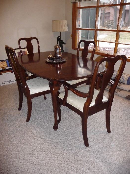 DINING TABLE W/6 CHAIRS, 2 LEAFS, AND PADS