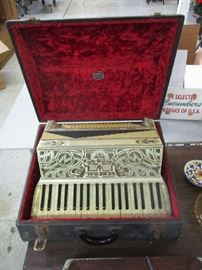 ACCORDIAN IN CASE, VERY NICE