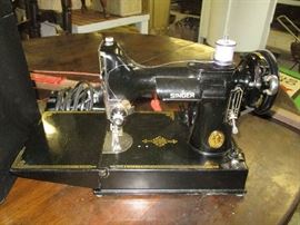 SINGER FEATHERWEIGHT SEWING MACHINE WITH BOX AND ACCESSORIES AND MANUAL