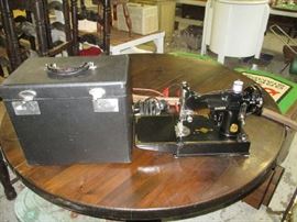 SINGER FEATHERWEIGHT SEWING MACHINE