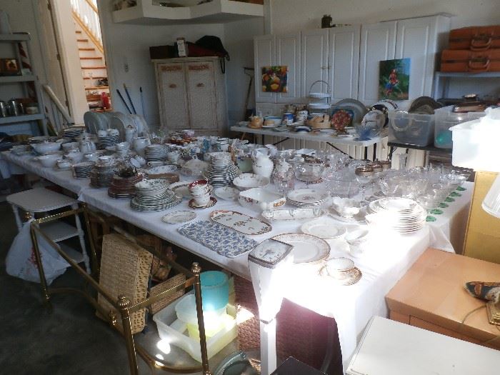 LARGE SELECTION OF VARIOUS CHINA PIECES