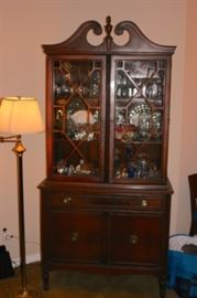China Cabinet & Floor Lamp