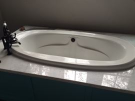 Great Master bath Tub! Just find someone to help remove it on second floor 