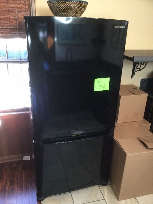  19 1/2 ft.³ as new  Samsung  refrigerator with freezer below $350