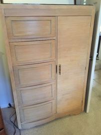 Tri Bond armoire