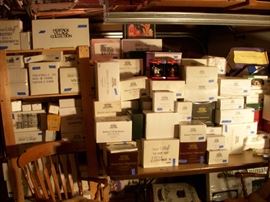 HUNDREDS OF DEPARTMENT 56 ALL PRICED BELOW EBAY PRICES OR HALF OF LOW LISTED PRICE IN THE GREENBOOK PRICE GUIDE. SOME ARE PRICED BELOW ORIGINAL PURCHASE PRICE